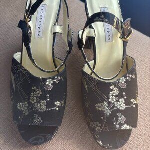 Apostrophe Asian Style Pumps